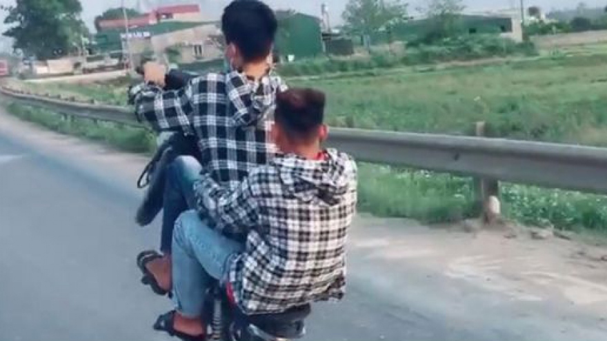 2 "quái xế" đầu không đội mũ, phóng xe như bay còn khoe clip trên mạng